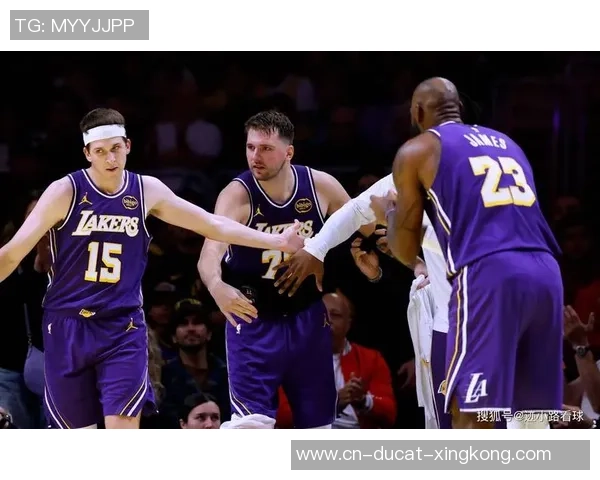 湖人展示两大优势，东契奇的失误成危险！詹姆斯复出助力，里夫斯道出要害